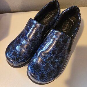 Blue Daisy Work Clogs 7-1/2